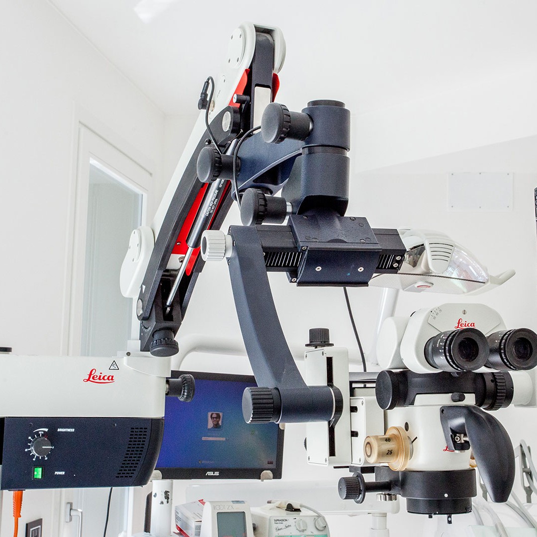 Microscopio 2 - Dott. Giuseppe Marras: Studio Dentistico - Jesi - Via Polonia, 1 (AN)